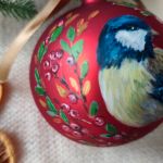 Ręcznie malowana czerwona bombka z motywem sikorki i listków 10 cm - Zbliżenie 2