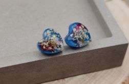 Kolczyki Błękitna Łąka – serca z zatopionymi kwiatami