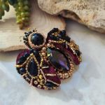 Ekskluzywna broszka żuk z koralików i kryształów - Tył wykończony ekoskórą i solidnym zapięciem – trwałość i komfort noszenia.