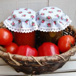 Różyczki na niebieskiej krateczce -  kapturki na słoiki