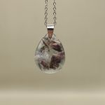 Wisiorek z żywicy z zatopionymi suszonymi kwiatami – Kropla Nocy - 2