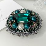 Broszka Emerald Classic haftowana koralikami - Widok z boku