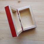 Pudełko malowane małe - Kotek w czerwieni - wnętrze
