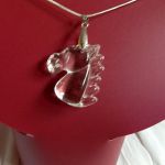 Oczyszczający bezbarwny kryształ górski - wisiorek z koniem - 