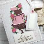 Kartka urodzinowa z tortem truskawkowo-czekoladowym - Kartka z etykietką z jasnoróżowym sznureczkiem