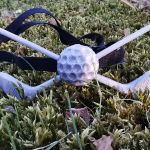 mucha golfowa- rozmiar: średni - mucha golfowa na trawie