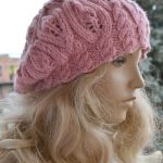 Różowy beret z warkoczem - ciepła czapka