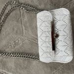 Torebka „Biała Elegancja” – ręcznie wykonana, z połyskującym splotem - Połączenie delikatności i nowoczesnego designu. Subtelny połysk i metaliczne wykończenia dodają jej charakteru.