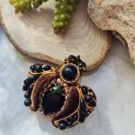 żuk z koralików i kryształów - Haftowana ręcznie koralikami, kryształkami i perełkami – dopracowana w każdym detalu.