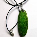 Omfacyt, zielony jadeit - piękny wisiorek na rzemyku - 