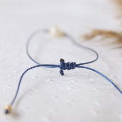 Bransoletka z perłą na niebieskim sznureczku