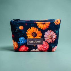 Etui na klucze z czarnego weluru w kolorowe kwiaty – handmade