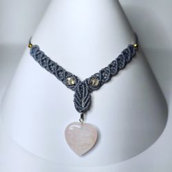 Naszyjnik z zawieszką z kwarcu różowego w kształcie serca.