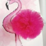 Obrazek Różowy Flaming z pomponem z tiulu. - zbliżenie na pompom