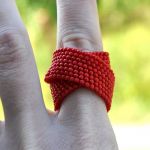 Pierścionek koralikowy czerwony 2 - dopasowuje się do kształtu palca