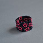 Pierścionek koralikowy z malinowymi kwiatuszkami - pierścionek koralikowy z kwiatuszkami
