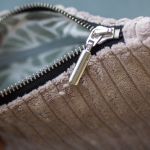 Pudroworóżowa kopertówka mini z grubego sztruksu - 