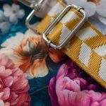 Kopertówka welurowa handmade – unikatowa torebka w kwiaty - 