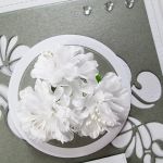 Kartka W DNIU ŚLUBU biało-szara - Kartka na ślub z białymi kwiatami