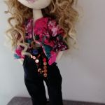 Personalizowana lalka tekstylna - Blondynka w bomberce