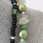 Naszyjnik składający się dwóch sznurów z kamieniem w odcieniu jasnej zieleni i szklanymi koralikami oraz szklanym wisiorkiem - Kamienie i szklane koraliki