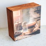 Pudełko drewniane dla miłośnika / miłośniczki kawy - Całość kilkakrotnie pokryta bezwonnym lakierem akrylowym Rozmiar pudełka : 17,2 x 17,2 x 7 cm Kupujesz dokładnie ten produkt ze zdjęcia.