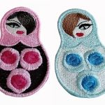 Niebieska matrioszka - haftowana broszka, przypinka - niebieska matrioszka