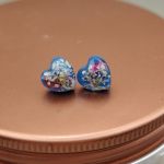 Kolczyki Błękitna Łąka – serca z zatopionymi kwiatami - 3