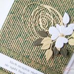 Kartka Z ŻYCZENIEM beżowo-zielona - Kartka okolicznościowa z białym kwiatem