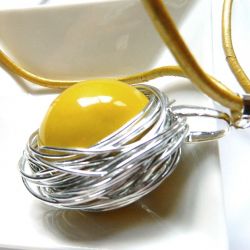 Żółta porcelanowa kula w drucie, oryginalny wisior handmade