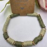 Bransoletka wykonana odcieniach zieleni - 