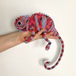 Czerwono-niebieski kameleon szydełkowy - 