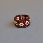 Pierścionek koralikowy brązowy w kwiatuszki - koralikowy pierścionek obrączka