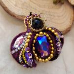  Ekskluzywna broszka handmade  - Haftowana ręcznie koralikami, kryształkami i perełkami – dopracowana w każdym detalu.