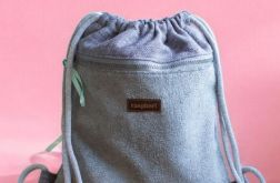 Szary plecak z przednią kieszenią bukla