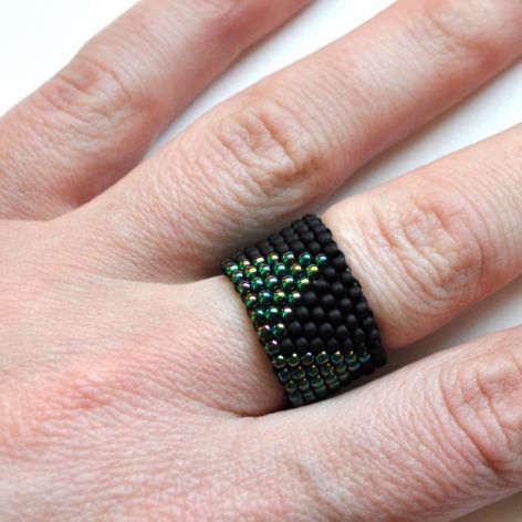 pierścionek koralikowy czarno-zielony