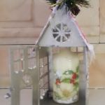 Lampion - domek  - Świecznik oprószony śniegiem