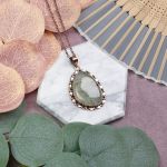 Miedziany ozdobny wisiorek z prehnitem #562 - 