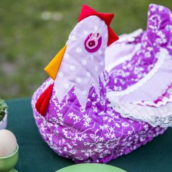 wielkanocna kura-koszyk na jajka, dekoracja stołu