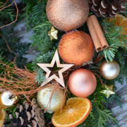 Wianek Bożonarodzeniowy złoty z pomarańczami