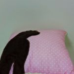 Poduszka z kotem ogon 3D brązowy kot i róż - Brązowy kot