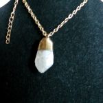 Naturalny energetyczny matowy kwarc, wisiorek w złotej oprawie - 