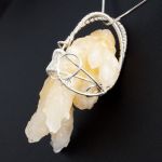 Srebrny wisior z surową bryłką kalcytu - wisior wire wrapped