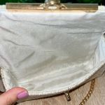 Elegancka torebka z plecionki – złoty akcent - Wnętrze torebki – wyłożone jasną, połyskującą podszewką. Mieści niezbędne drobiazgi: telefon, klucze, błyszczyk. Praktyczna i stylowa.