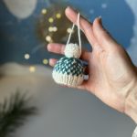 Ozdoba choinkowa, biało-ciemnozielona - Ozdoba choinkowa, zawieszka, mini-czapeczka, biało-ciemnozielona