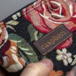 Mini kosmetyczka z żakardu w róże - 