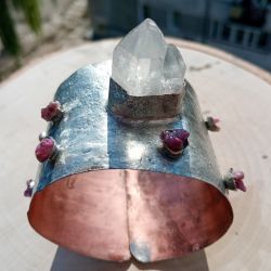 Bransoletka z kryształem górskim i surowymi rubinami 