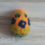 Jajeczko z fiołkami z wełny - Dekoracja wielkanocna