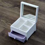 Szkatułka z lusterkiem - Fioletowe kwiaty - Personalizowana szkatułka na biżuterię z lusterkiem fioletowe kwiaty prezent z okazji pierwszej komunii świętej prezent na osiemnastkę dla dziewczyny prezent dla kobiety