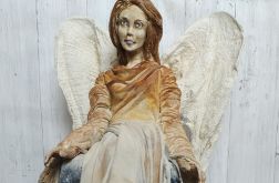 Rzeźba siedzącego anioła